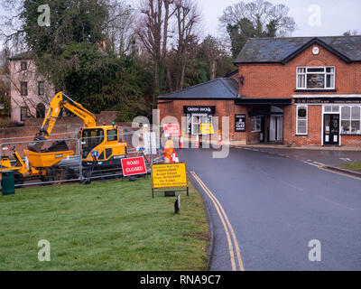 Braintree, Essex, Royaume-Uni. Feb 18, 2019. Finchingfield Braintree Essex UK l'ancien pont sur l'étang du village dans le village pittoresque d''Finchingfield est fermé pendant une semaine pour l'évaluation de l'état du pont 18 février 2019 Crédit : William Edwards/Alamy Live News Banque D'Images