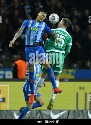 De gauche à droite : SELKE Davie (B), Sebastian LANGKAMP (HB), duel de coupe, l'en-tête, les duels, action, football 1ère Bundesliga, 22e journée, Hertha BSC Berlin (B) - Werder Brême (HB) 1 : 1, le 16.02.2019 à Berlin / Allemagne. ¬ | conditions dans le monde entier Banque D'Images