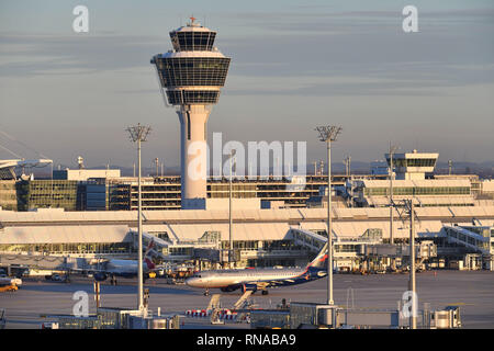 Munich, Allemagne. Feb 14, 2019. Vue du Terminal 1 avec tour, trafic aérien, fly.L'Aviation. L'aéroport Franz Josef Strauss de Munich.Munich. Utilisation dans le monde entier | Credit : dpa/Alamy Live News Banque D'Images