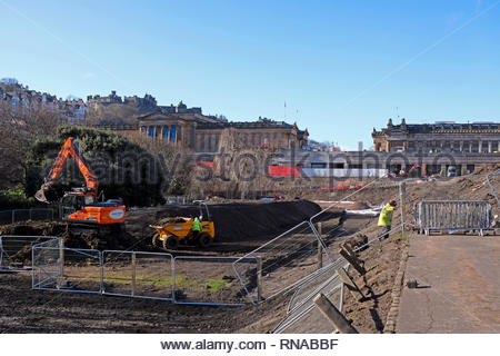 Edinburgh, Royaume-Uni. 18 février 2019. Les Galeries nationales d'Ecosse de travaux de construction dans les jardins de Princes Street, y compris la construction d'un nouveau sentier accessible, l'élargissement de la procédure de la galerie et l'aménagement paysager. Credit : Craig Brown/Alamy Live News Banque D'Images