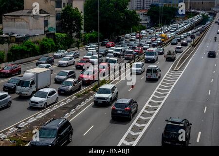 Sao Paulo, Brésil. Feb 18, 2019. Sao Paulo - SP - 02/18/2019 Sao Paulo - Transito Leste Radial - mouvement de transit dans le centre-ville Est direction radiale à la hauteur de quartier Liberdade le lundi matin 18. Photo : Suamy Beydoun/AGIF : Crédit AGIF/Alamy Live News Banque D'Images