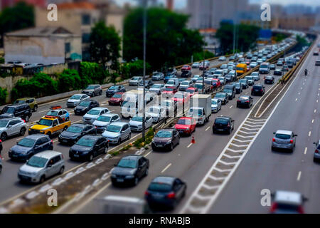 Sao Paulo, Brésil. Feb 18, 2019. Sao Paulo - SP - 02/18/2019 Sao Paulo - Transito Leste Radial - mouvement de transit dans le centre-ville Est direction radiale à la hauteur de quartier Liberdade le lundi matin 18. Photo : Suamy Beydoun/AGIF : Crédit AGIF/Alamy Live News Banque D'Images