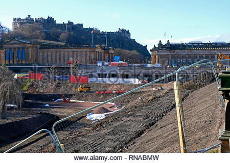 Edinburgh, Royaume-Uni. 18 février 2019. Les Galeries nationales d'Ecosse de travaux de construction dans les jardins de Princes Street, y compris la construction d'un nouveau sentier accessible, l'élargissement de la procédure de la galerie et l'aménagement paysager. Credit : Craig Brown/Alamy Live News Banque D'Images