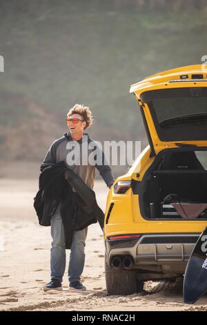 Caldas da Rainha, Portugal. Feb 18, 2019. Grosse Vague surfer Alessandro Marciano (accent sur 'o') a décidé de montrer son tout nouveau Lamborghini Urus 4x4 sur la plage de Praia do Norte, sur la côte atlantique du Portugal. Alessandro, un surfeur italien passe beaucoup de son temps à Nazare où les vagues sont le plus important au monde à être trouvés. Malheureusement, mauvais garçon Alessandro semble avoir contrarié la police locale et presque perdu son luxury 4x4 à la marée montante lorsqu'il a réussi à se coincer dans le sable mou. Credit : Gareth LLewelyn/Alamy Live News Banque D'Images