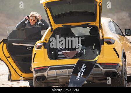 Caldas da Rainha, Portugal. Feb 18, 2019. Grosse Vague surfer Alessandro Marciano (accent sur 'o') a décidé de montrer son tout nouveau Lamborghini Urus 4x4 sur la plage de Praia do Norte, sur la côte atlantique du Portugal. Alessandro, un surfeur italien passe beaucoup de son temps à Nazare où les vagues sont le plus important au monde à être trouvés. Malheureusement, mauvais garçon Alessandro semble avoir contrarié la police locale et presque perdu son luxury 4x4 à la marée montante lorsqu'il a réussi à se coincer dans le sable mou. Credit : Gareth LLewelyn/Alamy Live News Banque D'Images