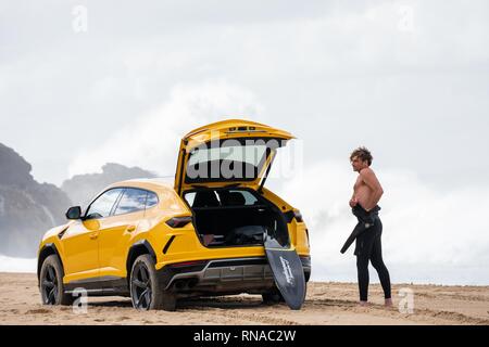 Caldas da Rainha, Portugal. Feb 18, 2019. Grosse Vague surfer Alessandro Marciano (accent sur 'o') a décidé de montrer son tout nouveau Lamborghini Urus 4x4 sur la plage de Praia do Norte, sur la côte atlantique du Portugal. Alessandro, un surfeur italien passe beaucoup de son temps à Nazare où les vagues sont le plus important au monde à être trouvés. Malheureusement, mauvais garçon Alessandro semble avoir contrarié la police locale et presque perdu son luxury 4x4 à la marée montante lorsqu'il a réussi à se coincer dans le sable mou. Credit : Gareth LLewelyn/Alamy Live News Banque D'Images