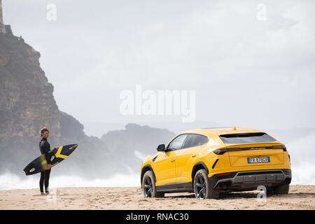 Caldas da Rainha, Portugal. Feb 18, 2019. Grosse Vague surfer Alessandro Marciano (accent sur 'o') a décidé de montrer son tout nouveau Lamborghini Urus 4x4 sur la plage de Praia do Norte, sur la côte atlantique du Portugal. Alessandro, un surfeur italien passe beaucoup de son temps à Nazare où les vagues sont le plus important au monde à être trouvés. Malheureusement, mauvais garçon Alessandro semble avoir contrarié la police locale et presque perdu son luxury 4x4 à la marée montante lorsqu'il a réussi à se coincer dans le sable mou. Credit : Gareth LLewelyn/Alamy Live News Banque D'Images