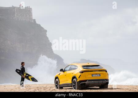 Caldas da Rainha, Portugal. Feb 18, 2019. Grosse Vague surfer Alessandro Marciano (accent sur 'o') a décidé de montrer son tout nouveau Lamborghini Urus 4x4 sur la plage de Praia do Norte, sur la côte atlantique du Portugal. Alessandro, un surfeur italien passe beaucoup de son temps à Nazare où les vagues sont le plus important au monde à être trouvés. Malheureusement, mauvais garçon Alessandro semble avoir contrarié la police locale et presque perdu son luxury 4x4 à la marée montante lorsqu'il a réussi à se coincer dans le sable mou. Credit : Gareth LLewelyn/Alamy Live News Banque D'Images