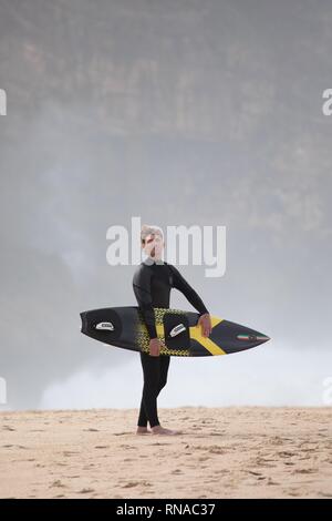 Caldas da Rainha, Portugal. Feb 18, 2019. Grosse Vague surfer Alessandro Marciano (accent sur 'o') a décidé de montrer son tout nouveau Lamborghini Urus 4x4 sur la plage de Praia do Norte, sur la côte atlantique du Portugal. Alessandro, un surfeur italien passe beaucoup de son temps à Nazare où les vagues sont le plus important au monde à être trouvés. Malheureusement, mauvais garçon Alessandro semble avoir contrarié la police locale et presque perdu son luxury 4x4 à la marée montante lorsqu'il a réussi à se coincer dans le sable mou. Credit : Gareth LLewelyn/Alamy Live News Banque D'Images