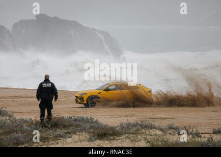 Caldas da Rainha, Portugal. Feb 18, 2019. Grosse Vague surfer Alessandro Marciano (accent sur 'o') a décidé de montrer son tout nouveau Lamborghini Urus 4x4 sur la plage de Praia do Norte, sur la côte atlantique du Portugal. Alessandro, un surfeur italien passe beaucoup de son temps à Nazare où les vagues sont le plus important au monde à être trouvés. Malheureusement, mauvais garçon Alessandro semble avoir contrarié la police locale et presque perdu son luxury 4x4 à la marée montante lorsqu'il a réussi à se coincer dans le sable mou. Credit : Gareth LLewelyn/Alamy Live News Banque D'Images