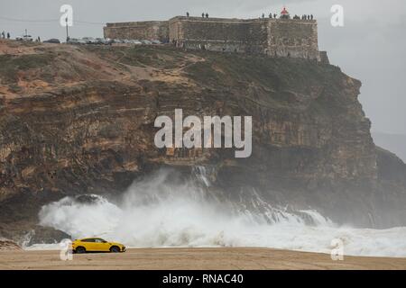 Caldas da Rainha, Portugal. Feb 18, 2019. Grosse Vague surfer Alessandro Marciano (accent sur 'o') a décidé de montrer son tout nouveau Lamborghini Urus 4x4 sur la plage de Praia do Norte, sur la côte atlantique du Portugal. Alessandro, un surfeur italien passe beaucoup de son temps à Nazare où les vagues sont le plus important au monde à être trouvés. Malheureusement, mauvais garçon Alessandro semble avoir contrarié la police locale et presque perdu son luxury 4x4 à la marée montante lorsqu'il a réussi à se coincer dans le sable mou. Credit : Gareth LLewelyn/Alamy Live News Banque D'Images