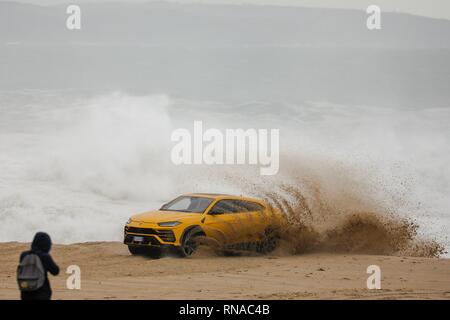 Caldas da Rainha, Portugal. Feb 18, 2019. Grosse Vague surfer Alessandro Marciano (accent sur 'o') a décidé de montrer son tout nouveau Lamborghini Urus 4x4 sur la plage de Praia do Norte, sur la côte atlantique du Portugal. Alessandro, un surfeur italien passe beaucoup de son temps à Nazare où les vagues sont le plus important au monde à être trouvés. Malheureusement, mauvais garçon Alessandro semble avoir contrarié la police locale et presque perdu son luxury 4x4 à la marée montante lorsqu'il a réussi à se coincer dans le sable mou. Credit : Gareth LLewelyn/Alamy Live News Banque D'Images