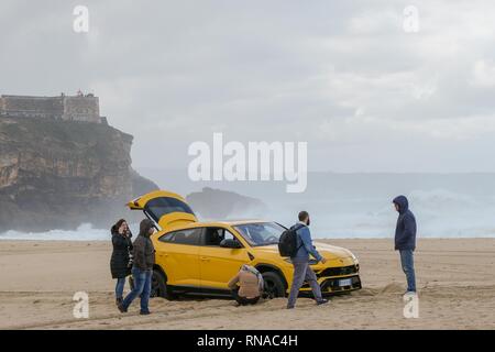 Caldas da Rainha, Portugal. Feb 18, 2019. Grosse Vague surfer Alessandro Marciano (accent sur 'o') a décidé de montrer son tout nouveau Lamborghini Urus 4x4 sur la plage de Praia do Norte, sur la côte atlantique du Portugal. Alessandro, un surfeur italien passe beaucoup de son temps à Nazare où les vagues sont le plus important au monde à être trouvés. Malheureusement, mauvais garçon Alessandro semble avoir contrarié la police locale et presque perdu son luxury 4x4 à la marée montante lorsqu'il a réussi à se coincer dans le sable mou. Credit : Gareth LLewelyn/Alamy Live News Banque D'Images