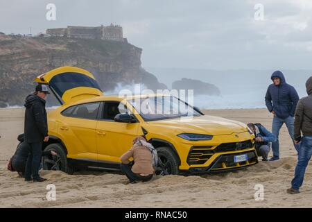 Caldas da Rainha, Portugal. Feb 18, 2019. Grosse Vague surfer Alessandro Marciano (accent sur 'o') a décidé de montrer son tout nouveau Lamborghini Urus 4x4 sur la plage de Praia do Norte, sur la côte atlantique du Portugal. Alessandro, un surfeur italien passe beaucoup de son temps à Nazare où les vagues sont le plus important au monde à être trouvés. Malheureusement, mauvais garçon Alessandro semble avoir contrarié la police locale et presque perdu son luxury 4x4 à la marée montante lorsqu'il a réussi à se coincer dans le sable mou. Credit : Gareth LLewelyn/Alamy Live News Banque D'Images