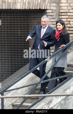 Foto Valerio Portelli/LaPresse 18-02-2019 Roma, Italia Virginia Raggi presenta un progetto di valorizzazione per la tcce&# xe0 ; Cronaca Nella foto : Jean-Christophe Babin Amministratore delegato Bulgari, Virginie Raggi Photo Valerio Portelli/LaPresse 18 février 2019 Rome, Italie Virginia Raggi présente un projet de mise en valeur pour la ville News Dans la pic : Jean-Christophe Babin Chef de Bulgari, Virginie Raggi Banque D'Images