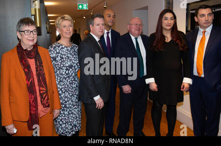 Londres, Royaume-Uni. Feb 18, 2019. De gauche à droite Ann Coffey, Angela Smith, Chris Leslie, Chukka Umunna, Mike Baille, Luciana Berger et Gavin Shukar sept députés démissionnent pour former un nouveau groupe indépendant appelé Partry. Le lancement du nouveau parti a été annoncé aujourd'hui-Février 18th, du County Hall, Londres. Ils ont formé leur propre parti indépendant. Credit : Tommy Londres/Alamy Live News Banque D'Images