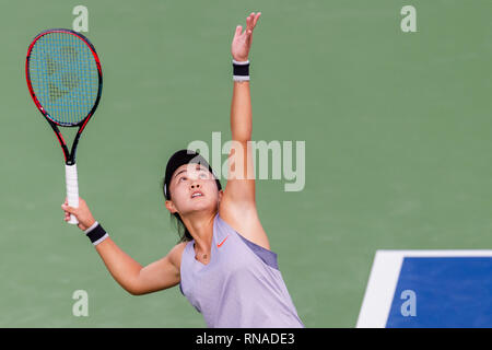 Dubaï, Émirats arabes unis. Feb 18, 2019. Zhu lin de la Chine sert au premier tour match contre Elise Mertens de Belgique durant le Dubai Duty Free Tennis championnat au stade de tennis international de Dubaï, DUBAÏ, ÉMIRATS ARABES UNIS Le 18 février 2019. Photo de Grant l'hiver. Credit : UK Sports Photos Ltd/Alamy Live News Banque D'Images