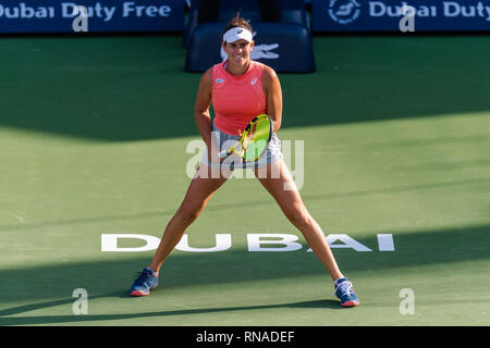 Dubaï, Émirats arabes unis. Feb 18, 2019. Jennifer Brady du USA attend que le servir dans le premier match contre Jelena Ostapenko de Lettonie pendant le Dubai Duty Free Tennis championnat au stade de tennis international de Dubaï, DUBAÏ, ÉMIRATS ARABES UNIS Le 18 février 2019. Photo de Grant l'hiver. Credit : UK Sports Photos Ltd/Alamy Live News Banque D'Images