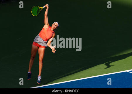 Dubaï, Émirats arabes unis. Feb 18, 2019. Jennifer Brady du USA sert dans le premier match contre Jelena Ostapenko de Lettonie pendant le Dubai Duty Free Tennis championnat au stade de tennis international de Dubaï, DUBAÏ, ÉMIRATS ARABES UNIS Le 18 février 2019. Photo de Grant l'hiver. Credit : UK Sports Photos Ltd/Alamy Live News Banque D'Images