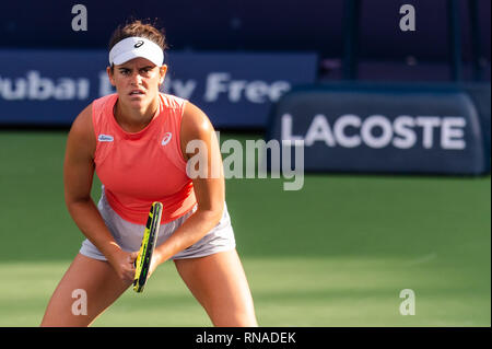 Dubaï, Émirats arabes unis. Feb 18, 2019. Jennifer Brady du USA en action dans le premier match contre Jelena Ostapenko de Lettonie pendant le Dubai Duty Free Tennis championnat au stade de tennis international de Dubaï, DUBAÏ, ÉMIRATS ARABES UNIS Le 18 février 2019. Photo de Grant l'hiver. Credit : UK Sports Photos Ltd/Alamy Live News Banque D'Images