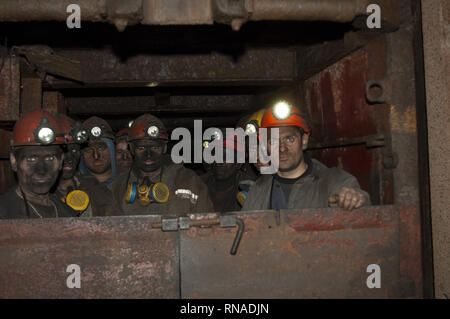 Donetsk Donetsk, de peuples autochtones, de l'Ukraine. 1er janvier 2006. Les mineurs de charbon sont vus de retour de leur quart dans un ascenseur qui les transporte 1200 mètres sous la surface.L'état administré Kalinin Mine de charbon est situé dans le centre-ville de Donetsk dans le nouvel état séparatiste de la République populaire de Donetsk, (RMR) dans l'Est de l'Ukraine. Depuis 2014 leur zone a été en conflit avec l'Ukraine. Malgré l'épuisement de la main-d'œuvre en raison de la lutte contre les bénévoles sur la ligne de front, elle a encore 800 mineurs. Environ 250 sont présents sur toute une journée de travail qui dure 6 heures. Le Donbass région Banque D'Images