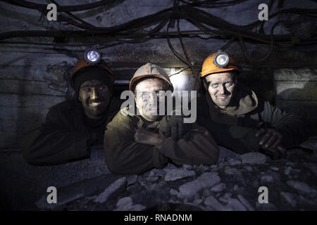 Donetsk Donetsk, de peuples autochtones, de l'Ukraine. 17 Jan, 2019. Les mineurs de charbon sont vus de retour de leur quart de 1200 mètres sous la surface, en dépit d'être sale et fatigué leur moral.L'état administré Kalinin Mine de charbon est situé dans le centre-ville de Donetsk dans le nouvel état séparatiste de la République populaire de Donetsk, (RMR) dans l'Est de l'Ukraine. Depuis 2014 leur zone a été en conflit avec l'Ukraine. Malgré l'épuisement de la main-d'œuvre en raison de la lutte contre les bénévoles sur la ligne de front, elle a encore 800 mineurs. Environ 250 sont présents sur toute une journée de travail qui dure 6 heures. T Banque D'Images