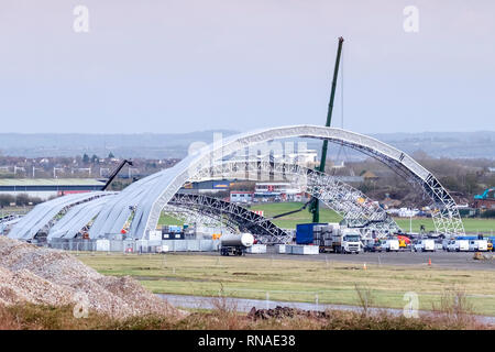 Bristol, Royaume-Uni. 16Th Jun 2019. 16Th Jun 2019. Bande de Bristol Massive Attack portez sont les 1er et 2 mars en face de l'ancien hangar Brabazon. Sur la photo est le stade temporaire en construction et des panneaux informant de la congestion du trafic. Bristol a été débattu où construire une arène avec des sites près de Temple Meads et Filton Airfield proposée. Attaque massive ont montré leur soutien à la mise en scène par zone Filton Bristol la ronde de leur tournée à Filton. © Alamy Live News/Mr Standfast Standfast Crédit : Mr/Alamy Live News Banque D'Images