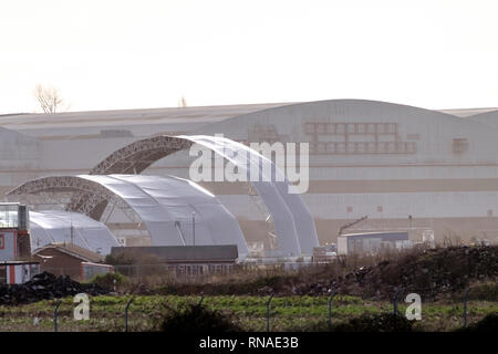 Bristol, Royaume-Uni. 16Th Jun 2019. 16Th Jun 2019. Bande de Bristol Massive Attack portez sont les 1er et 2 mars en face de l'ancien hangar Brabazon. Sur la photo est le stade temporaire en construction et des panneaux informant de la congestion du trafic. Bristol a été débattu où construire une arène avec des sites près de Temple Meads et Filton Airfield proposée. Attaque massive ont montré leur soutien à la mise en scène par zone Filton Bristol la ronde de leur tournée à Filton. © Alamy Live News/Mr Standfast Standfast Crédit : Mr/Alamy Live News Banque D'Images