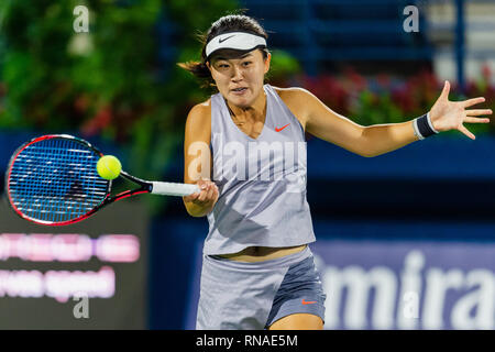 Dubaï, Émirats arabes unis. Feb 18, 2019. Zhu Lin de Chine en action dans le premier match contre Elise Mertens de Belgique durant le Dubai Duty Free Tennis championnat au stade de tennis international de Dubaï, DUBAÏ, ÉMIRATS ARABES UNIS Le 18 février 2019. Photo de Grant l'hiver. Credit : UK Sports Photos Ltd/Alamy Live News Banque D'Images