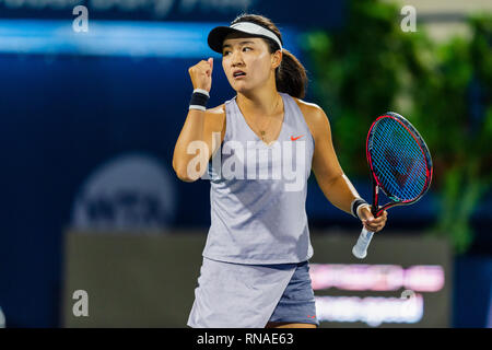 Dubaï, Émirats arabes unis. Feb 18, 2019. Zhu lin de la Chine réagit au premier tour match contre Elise Mertens de Belgique durant le Dubai Duty Free Tennis championnat au stade de tennis international de Dubaï, DUBAÏ, ÉMIRATS ARABES UNIS Le 18 février 2019. Photo de Grant l'hiver. Credit : UK Sports Photos Ltd/Alamy Live News Banque D'Images