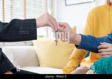 Couple asiatique se touche avec agent immobilier agent avec moment heureux à nouveau home.L'achat d'une maison immobilier Banque D'Images