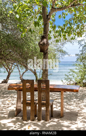 Groupes de sièges en bois sur la plage de Gili Trawangan, Indonésie. Banque D'Images