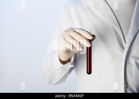 Portrait du docteur holding test tube avec du sang Banque D'Images