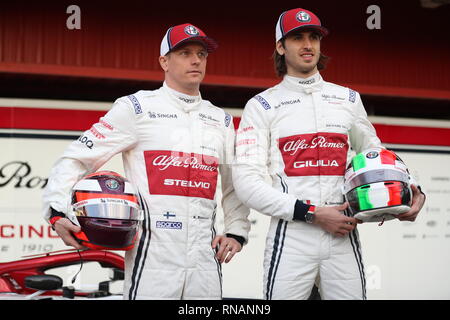 Kimi Raikkonen pilotes (à gauche) et Antonio Giovinazzi livrée au cours de la nouvelle présentation d'Alfa Romeo F1 au circuit de Barcelona-Catalunya. Banque D'Images