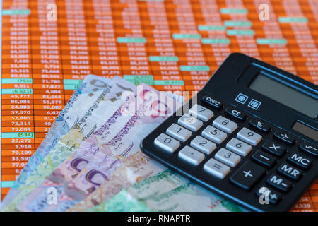 Riyal du Qatar sur les billets de banque avec la calculatrice de base rapport tableur Banque D'Images