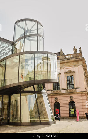 Berlin, Allemagne - 27 juin 2017 : Musée d'histoire allemande à Berlin. Verre courbe reflète l'ancien bâtiment Banque D'Images