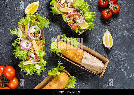 Escalopes de poulet à la Kiev et de la Salade de saumon fumé en boîte à emporter. La tradition ukrainienne de la nourriture. Banque D'Images