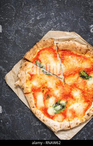 Des pizzas Margherita sur noir table de pierre. Des plats italiens traditionnels. Vue d'en haut Banque D'Images