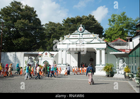 Yogyakarta Indonésie - Aug 1, 2016 : touriste en visite Kraton ou Palais du Sultan appelé Ngayogyakarta Hadiningrat Keraton Yogyakarta en Indonésie. Banque D'Images