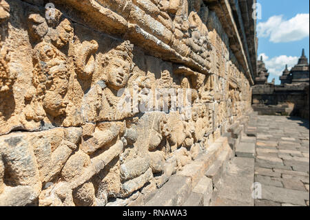 Murs de pierre à sculpter à motif de l'Hindu Temple de Borobudur à Java, en Indonésie. Banque D'Images