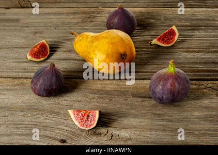 Figues mûres et sucrées poire sur un vieux fond de bois. Méditerranéenne des fruits sains. Banque D'Images