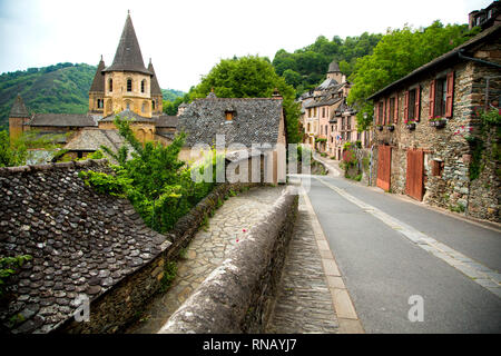 Le village médiéval de Conques en France. Pendant des siècles, les pèlerins ont marché à travers la ville alors qu'ils voyagent sur leur marche connu sous le nom de Camino. Banque D'Images