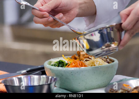 Une cuisine traditionnelle coréenne Bibimbap, bibimbap, Chef de la préparation de la nourriture coréenne, chef cooking in kitchen Banque D'Images