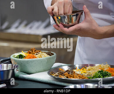 Une cuisine traditionnelle coréenne Bibimbap, bibimbap, Chef de la préparation de la nourriture coréenne, chef cooking in kitchen Banque D'Images