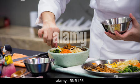 Une cuisine traditionnelle coréenne Bibimbap, bibimbap, Chef de la préparation de la nourriture coréenne, chef cooking in kitchen Banque D'Images