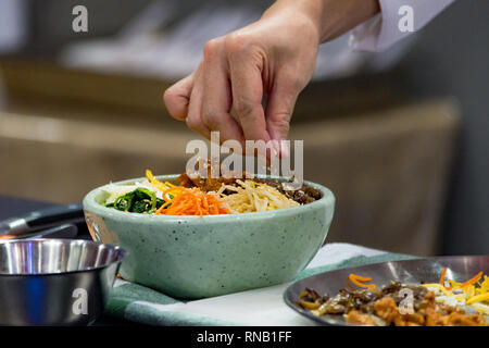 Une cuisine traditionnelle coréenne Bibimbap, bibimbap, Chef de la préparation de la nourriture coréenne, chef cooking in kitchen Banque D'Images