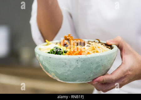 Une cuisine traditionnelle coréenne Bibimbap, bibimbap, Chef de la préparation de la nourriture coréenne, chef cooking in kitchen Banque D'Images