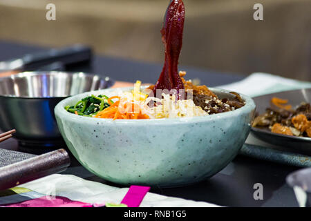 Une cuisine traditionnelle coréenne Bibimbap, bibimbap, Chef de la préparation de la nourriture coréenne, chef cooking in kitchen Banque D'Images