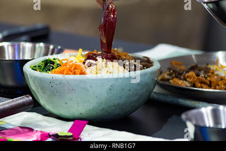 Une cuisine traditionnelle coréenne Bibimbap, bibimbap, Chef de la préparation de la nourriture coréenne, chef cooking in kitchen Banque D'Images