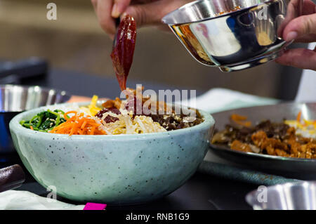 Une cuisine traditionnelle coréenne Bibimbap, bibimbap, Chef de la préparation de la nourriture coréenne, chef cooking in kitchen Banque D'Images